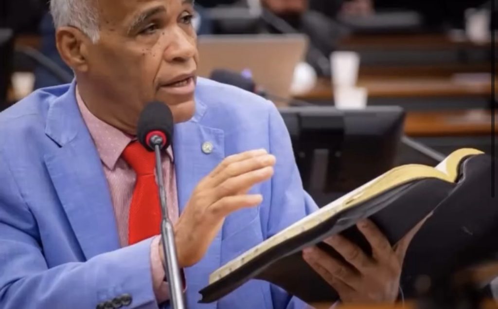 VÍDEO: Enquanto STF julga Bolsonaro, Pastor Sargento Isidório evangeliza na Câmara dos Deputados