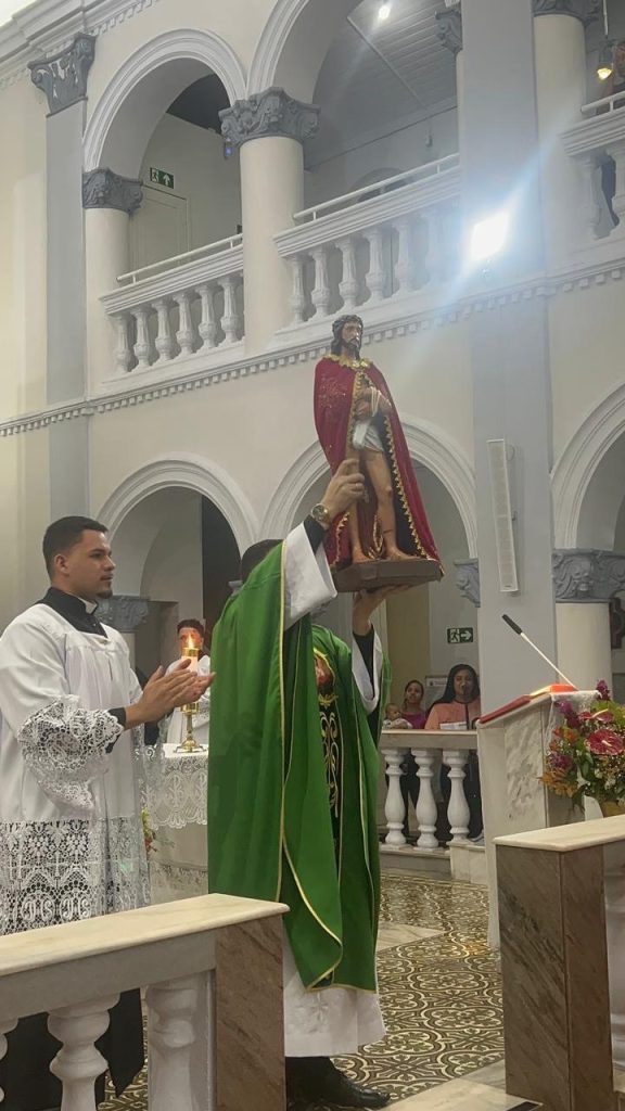 VÍDEO: Lotada, Matriz do Senhor Bom Jesus recebe fiéis no primeiro dia da novena em Matozinhos