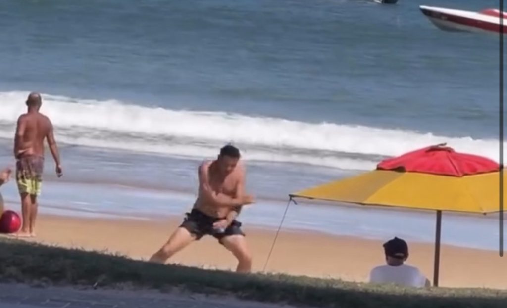 VIRALIZOU: Michael Jackson de Matozinhos viraliza ao dançar na areia da Praia do Morro, em Guarapari