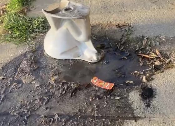 Vídeo mostra esgoto a céu aberto e privada jogada nas proximidades dos “predinhos” em Matozinhos