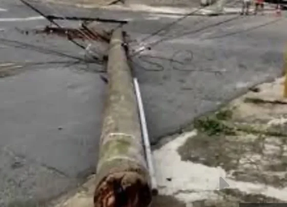 Caminhão arrasta fiação e danifica dois postes de energia no bairro Itapuã, em Sete Lagoas