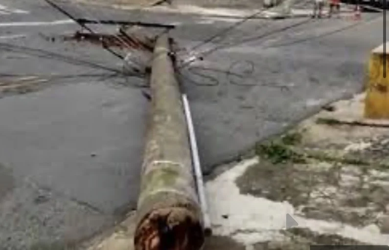 Caminhão arrasta fiação e danifica dois postes de energia no bairro Itapuã, em Sete Lagoas