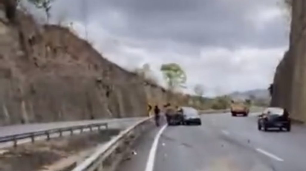 Carro colide contra guard-rail na MG-424 em São José da Lapa; casal passa bem