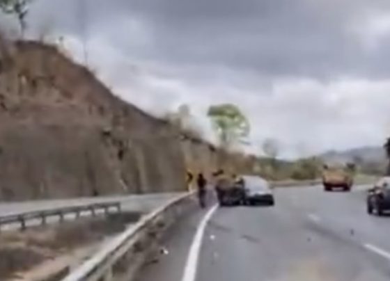 Carro colide contra guard-rail na MG-424 em São José da Lapa; casal passa bem