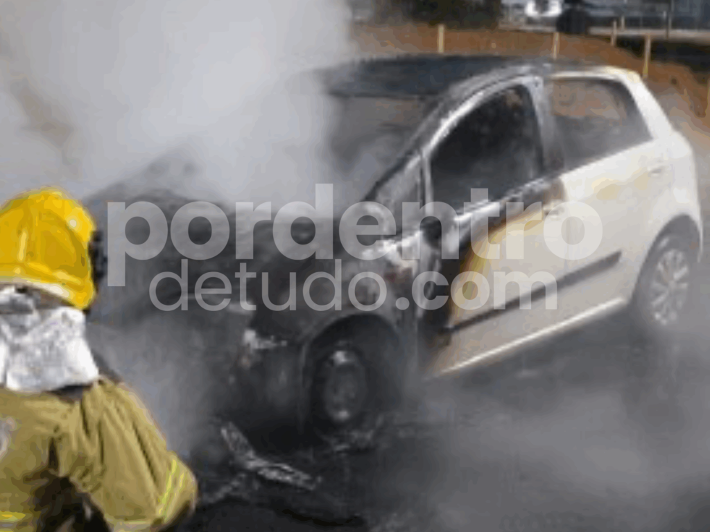 Carro é destruído por incêndio durante a madrugada em Sete Lagoas