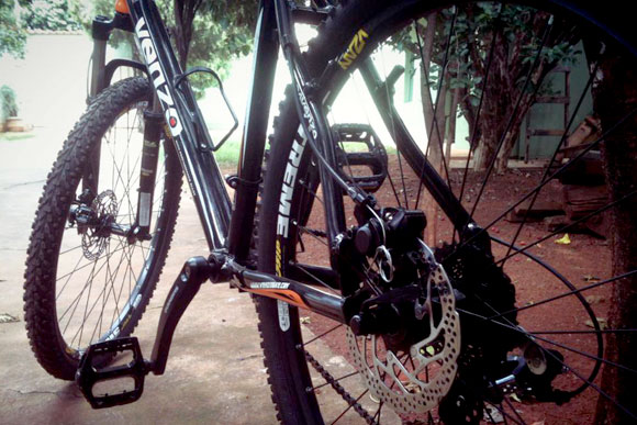 Ciclista se distrai com celular e causa acidente no Centro de Pedro Leopoldo