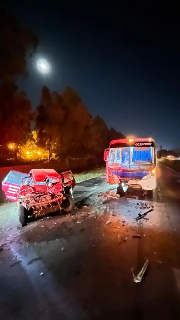 Colisão entre carro e ônibus deixa uma pessoa morta na BR-040, em Sete Lagoas