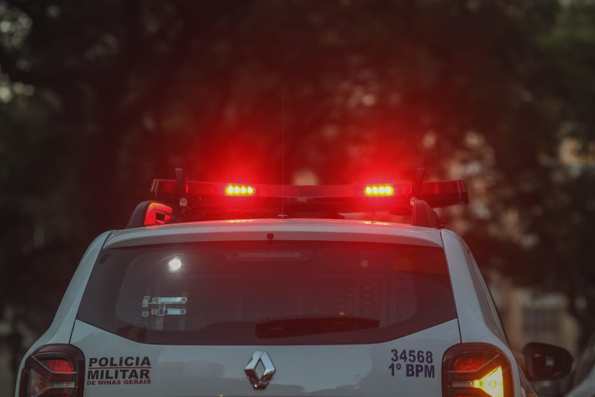 Fiat Uno é furtado na madrugada desta quinta-feira no Centro de Pedro Leopoldo