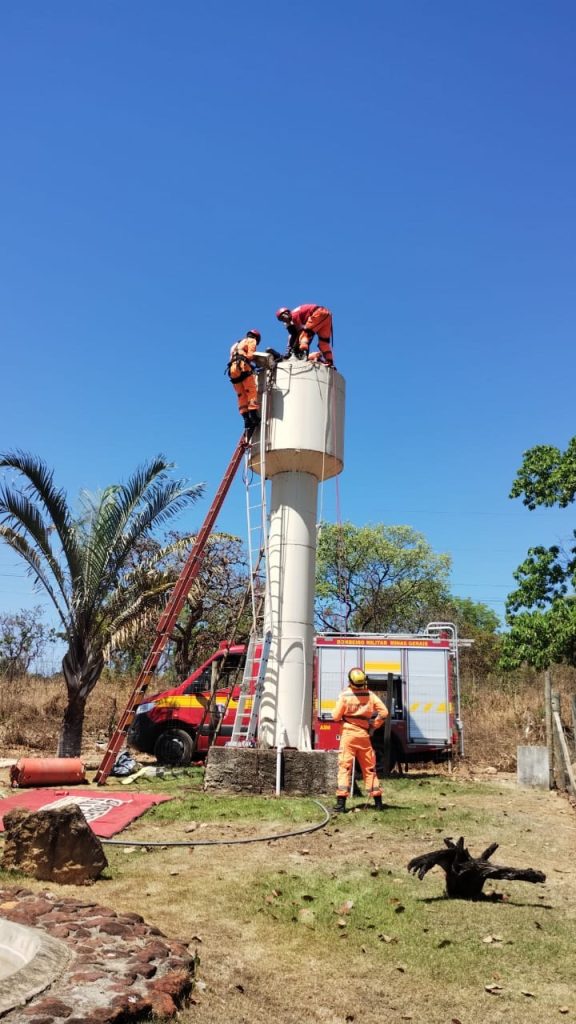 Homem cai em caixa d’água de sete metros e é resgatado pelos bombeiros em MG