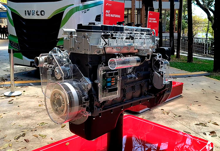 Motor a gás natural produzido pela FPT Industrial, subsidiária da IVECO / Foto: Filipe Felizardo