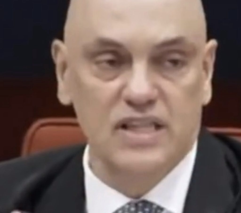 Moraes envia à PGR pedido de prisão preventiva e bloqueio de verbas contra Eduardo Bolsonaro