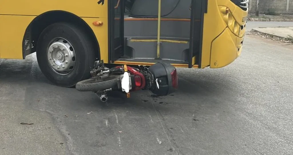 Motociclista fica ferido após colisão com ônibus em Matozinhos