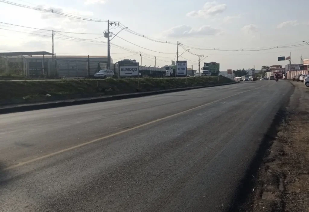 Mulher fica ferida após carro de aplicativo colidir com caminhão na MG-424