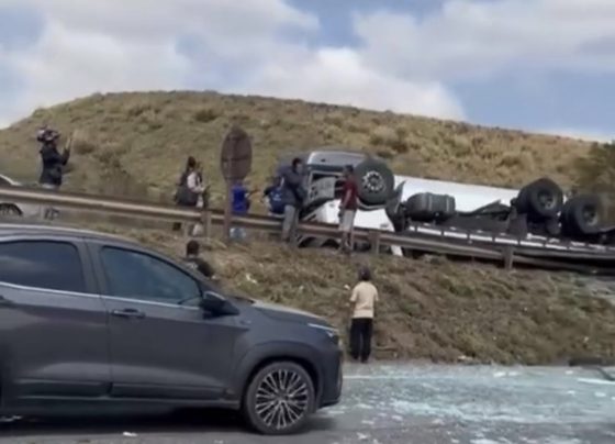 VÍDEO: Caminhão e carro capotam e deixa um morto na BR-040