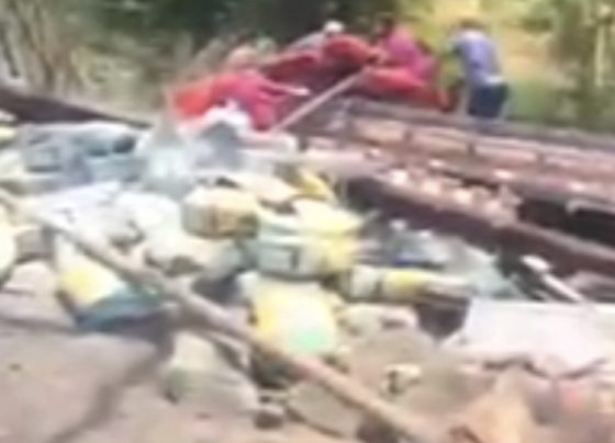 VÍDEO; Caminhão tomba em curva perigosa na estrada entre Prudente de Morais e Capim Branco