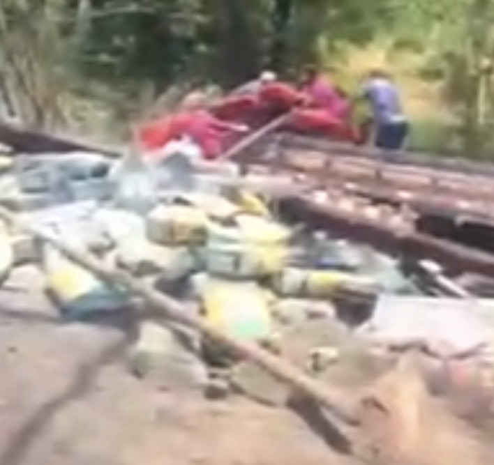 VÍDEO; Caminhão tomba em curva perigosa na estrada entre Prudente de Morais e Capim Branco