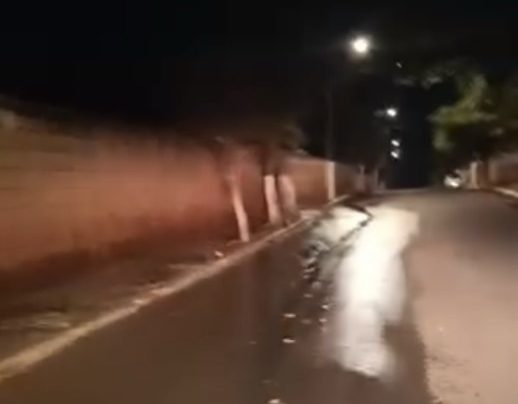 VÍDEO: Vazamento de água é registrado ao lado de reservatório da Copasa no Distrito de Mocambeiro, em Matozinhos