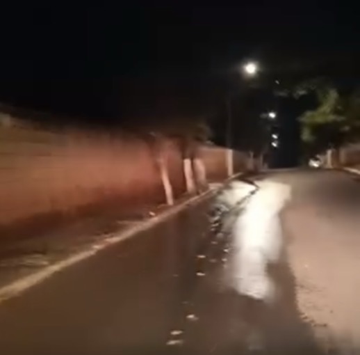 VÍDEO: Vazamento de água é registrado ao lado de reservatório da Copasa no Distrito de Mocambeiro, em Matozinhos