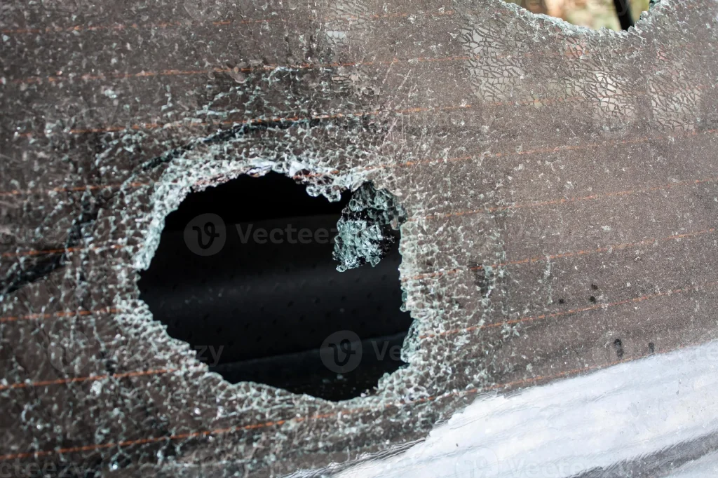 Vândalo quebra vidro de carro estacionado e foge em Sete Lagoas