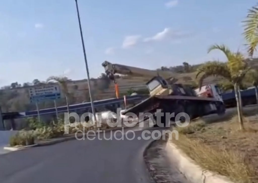 Vídeo mostra trator se soltando e caminhão tombando na MG-424, em São José da Lapa
