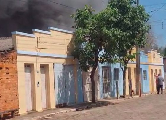 Incêndio atingiu casas geminadas / Foto: reprodução redes sociais