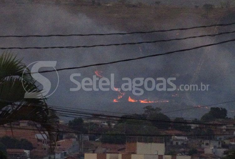 Incêndio começou entre os bairros Alvorada e Planalto / Foto: Max Tadeu / cedidas ao SeteLagoas.com.br