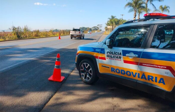 Acidente entre três veículos deixa motociclista ferido na MG-424, em Matozinhos
