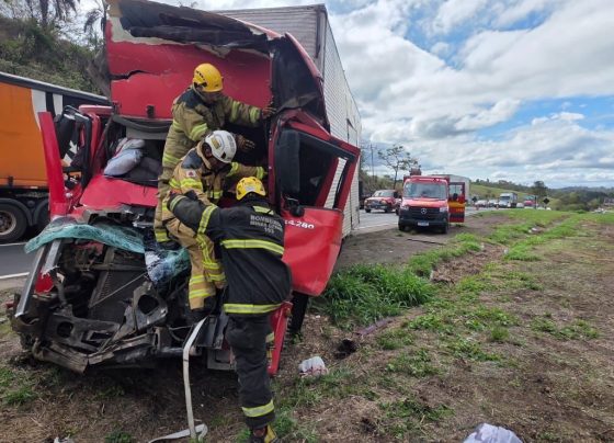 Bombeiros de Sete Lagoas resgatam motorista preso às ferragens após colisão entre carretas na BR-040