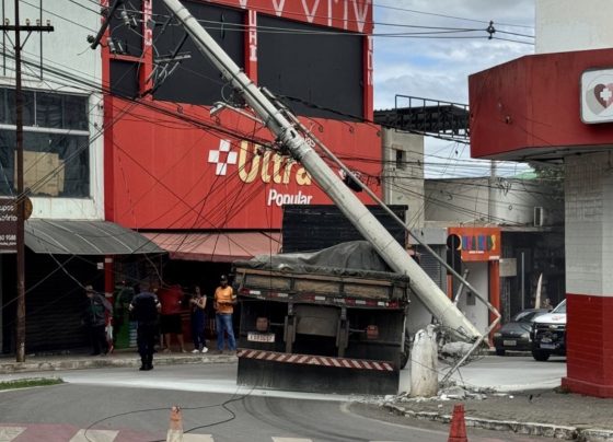 Caminhão derruba poste da Cemig e interdita avenida no centro de Matozinhos nesta segunda-feira (10)