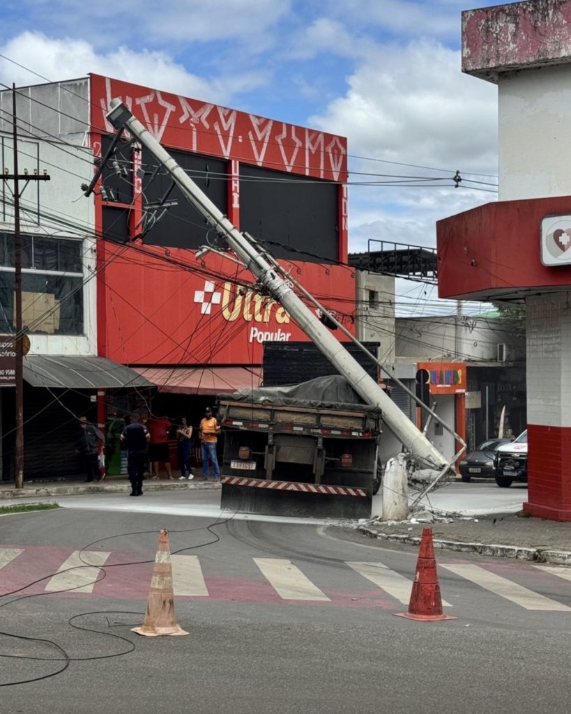 Caminhão derruba poste da Cemig e interdita avenida no centro de Matozinhos nesta segunda-feira (10)
