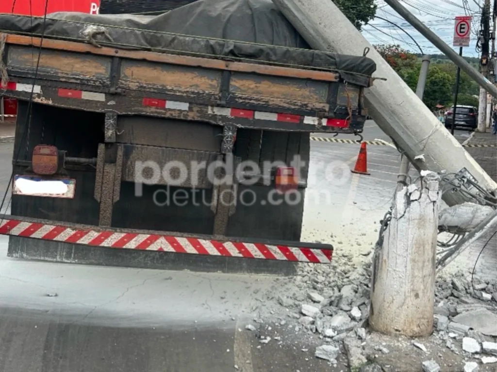 Caminhão que derrubou poste no centro de Matozinhos seguia rota indicada por GPS