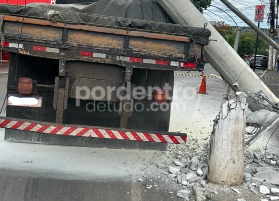 Caminhão que derrubou poste no centro de Matozinhos seguia rota indicada por GPS