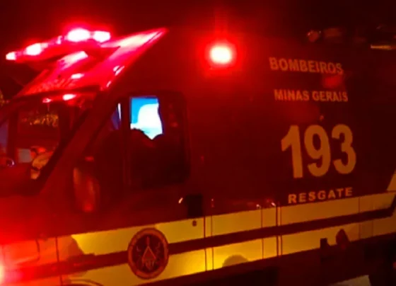 Caminhão tomba e motorista fica preso às ferragens em grave acidente na BR-040, em Sete Lagoas