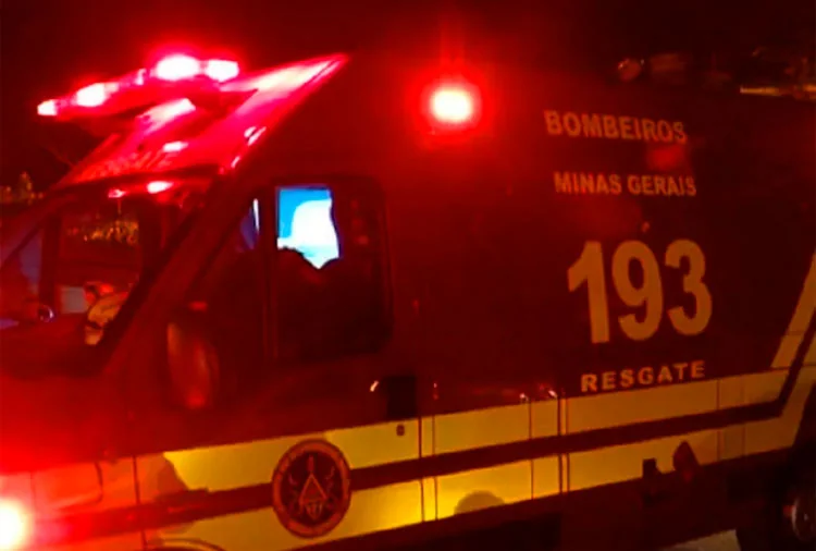 Caminhão tomba e motorista fica preso às ferragens em grave acidente na BR-040, em Sete Lagoas