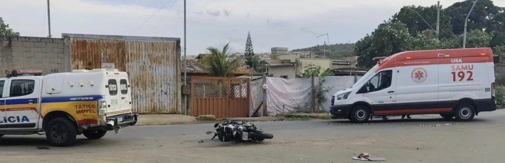 Colisão entre viatura e motocicleta deixa uma pessoa em estado grave em Pedro Leopoldo