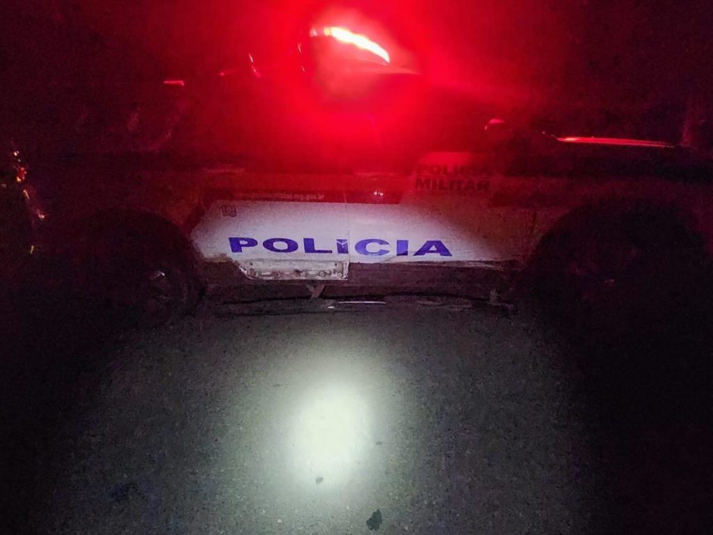 Caminhão se envolve em colisão dentro de pátio de empresa em Pedro Leopoldo