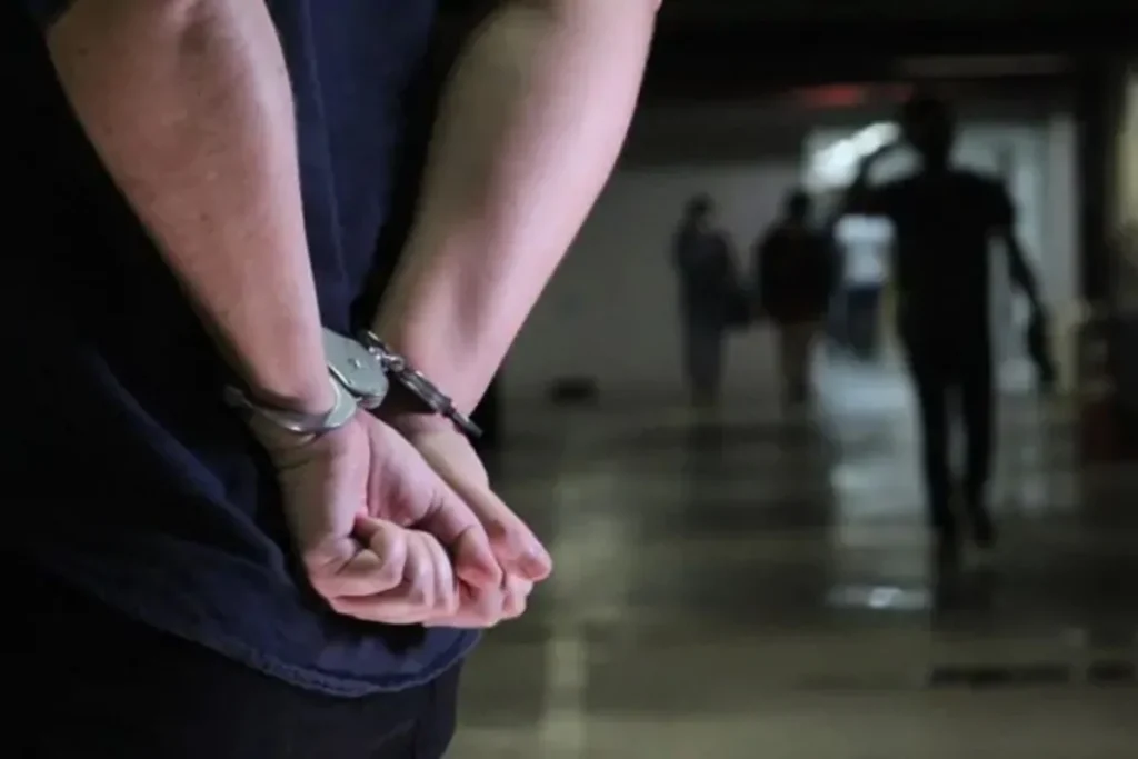Homem é preso após policiais cumprirem mandado judicial em Sete Lagoas