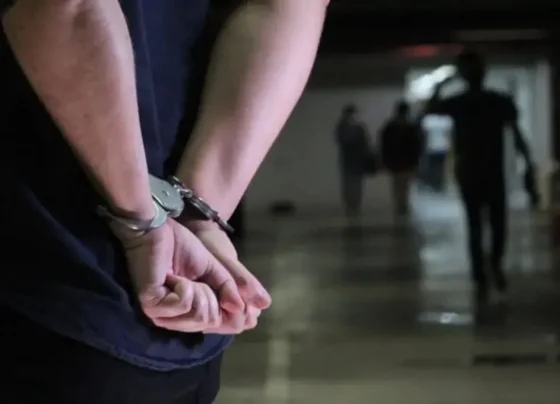 Homem é preso após policiais cumprirem mandado judicial em Sete Lagoas