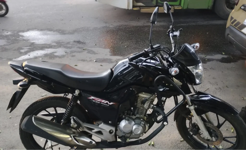 Motociclista fica ferida após queda em rotatória no Centro de Sete Lagoas