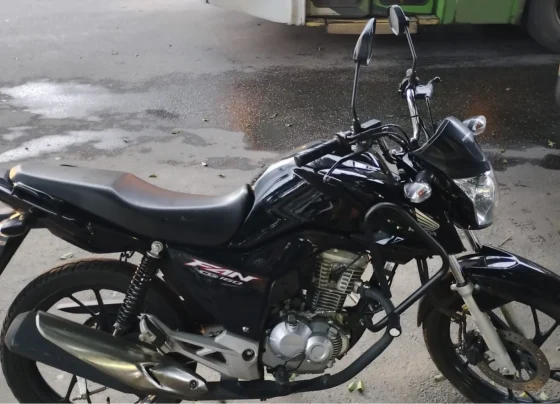 Motociclista fica ferida após queda em rotatória no Centro de Sete Lagoas