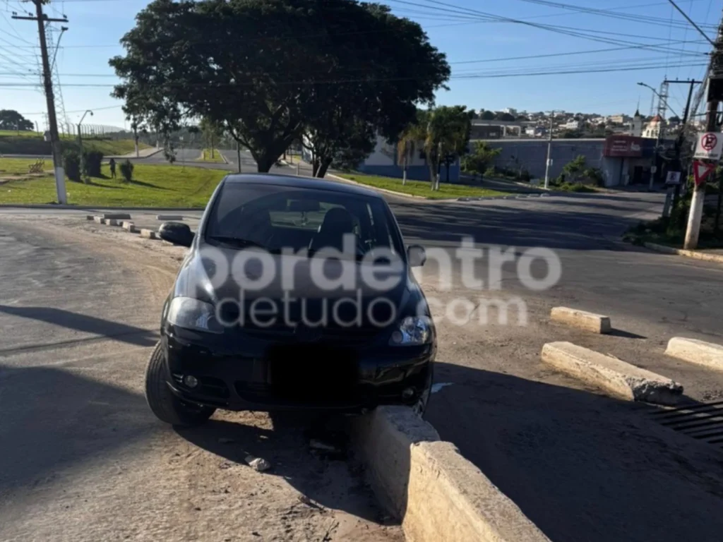 Motorista perde controle e colide com barreira em avenida de Pedro Leopoldo