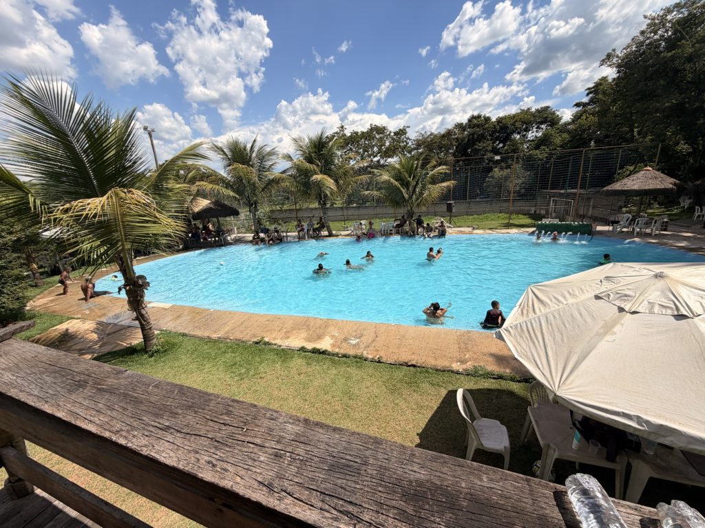 Rancho Gameleira é opção completa de lazer em Matozinhos com piscina, cerveja gelada e diversão para toda a família