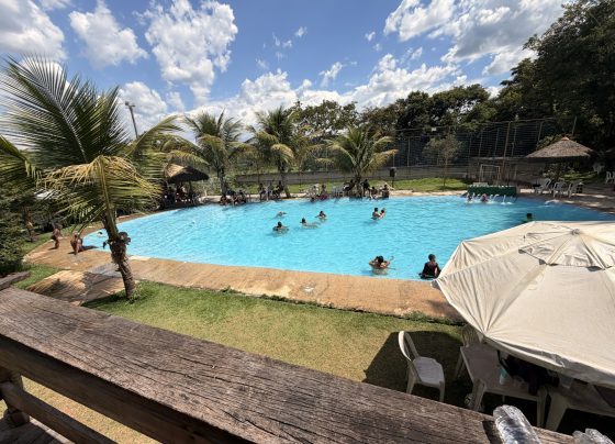 Rancho Gameleira é opção completa de lazer em Matozinhos com piscina, cerveja gelada e diversão para toda a família