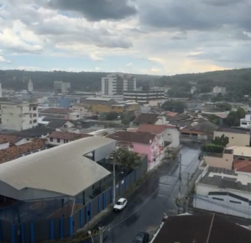VÍDEO :Chuva alivia calorão pós-Natal no centro de Pedro Leopoldo; temporal é esperado no fim de semana