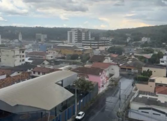 VÍDEO :Chuva alivia calorão pós-Natal no centro de Pedro Leopoldo; temporal é esperado no fim de semana