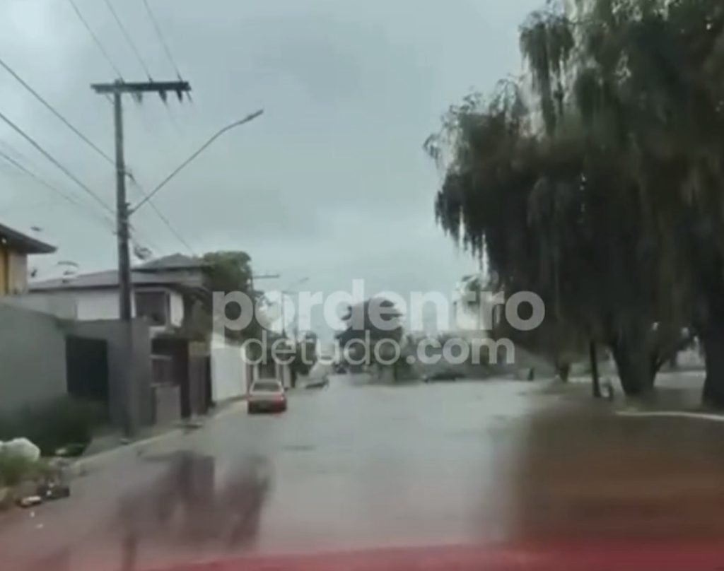 VÍDEO: Chuva intensa provoca transbordamento e alagamentos em Sete Lagoas