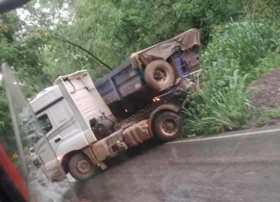 Carreta faz “L” na MG-424 e interdita trecho em Matozinhos