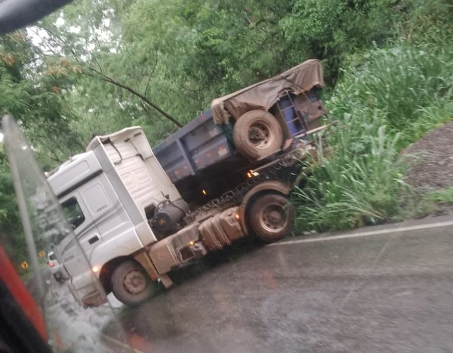 Carreta faz “L” na MG-424 e interdita trecho em Matozinhos