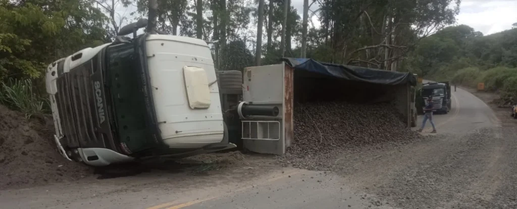 Carreta que tombou com 35 toneladas de escória foi removida após 4 horas de trabalho na MG-424, em Matozinhos