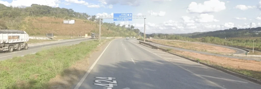 Carro capota após aquaplanagem na MG-424